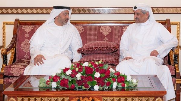 حمد الشرقي يستلم مجموعة من الصور النادرة احتفاء بالذكرى الخمسين لتوليه مقاليد الحكم في الفجيرة