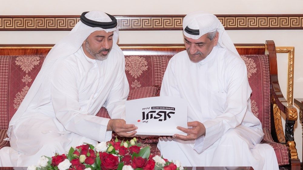 حمد الشرقي يستلم مجموعة من الصور النادرة احتفاء بالذكرى الخمسين لتوليه مقاليد الحكم في الفجيرة