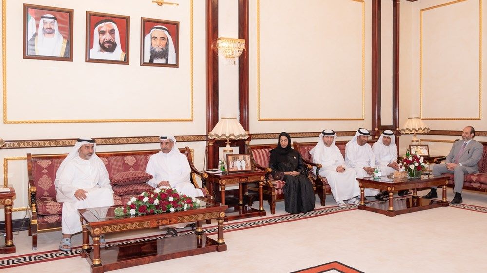 حمد الشرقي يستلم مجموعة من الصور النادرة احتفاء بالذكرى الخمسين لتوليه مقاليد الحكم في الفجيرة