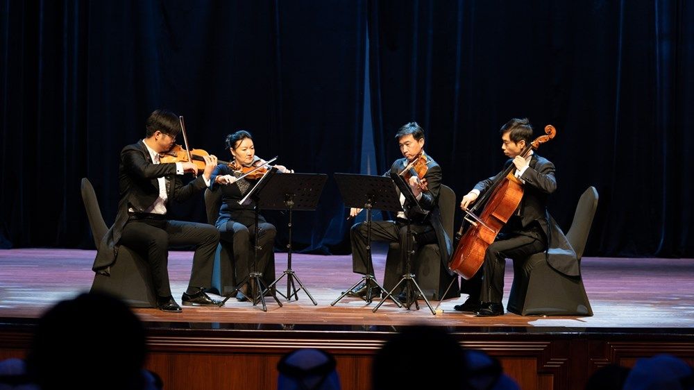 سعود بن صقر يشهد حفل فرقة «الأوتار الرباعية» في رأس الخيمة