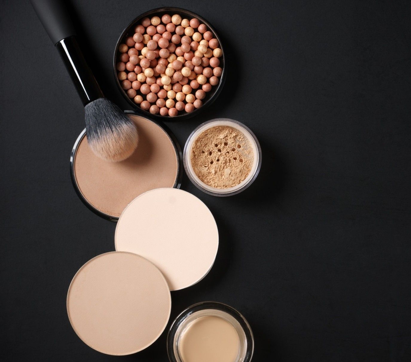 هل هناك فرق بين البودرة العادية والبودرة المضغوطة في المكياج؟