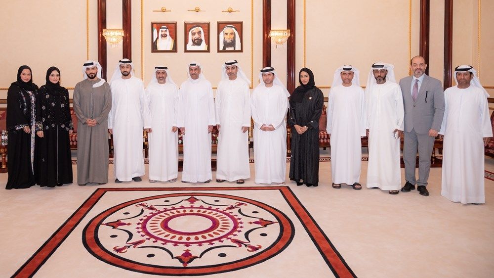 حمد الشرقي يستلم مجموعة من الصور النادرة احتفاء بالذكرى الخمسين لتوليه مقاليد الحكم في الفجيرة