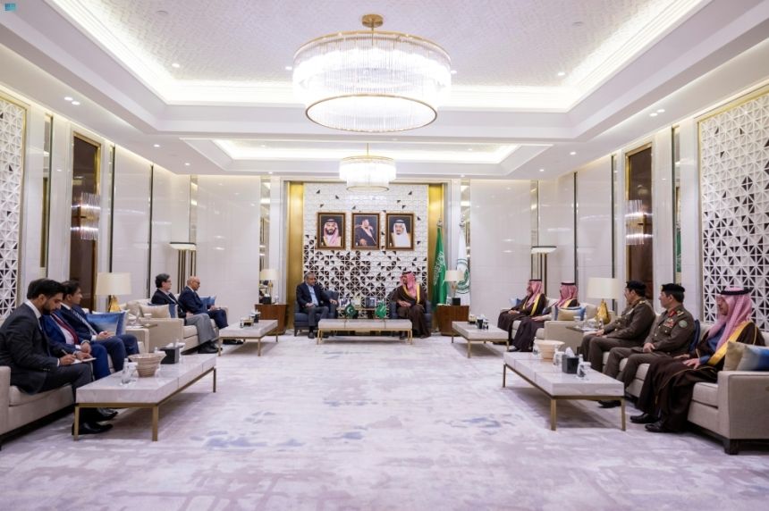 وزير الداخلية يعقد جلسة مباحثات رسمية مع نظيره الباكستاني