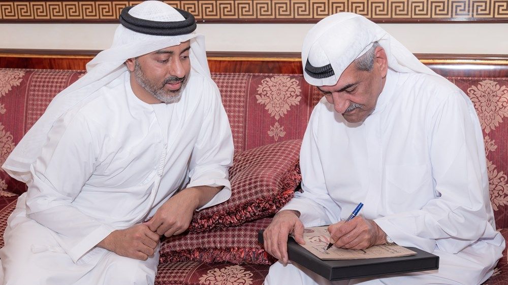 حمد الشرقي يستلم مجموعة من الصور النادرة احتفاء بالذكرى الخمسين لتوليه مقاليد الحكم في الفجيرة