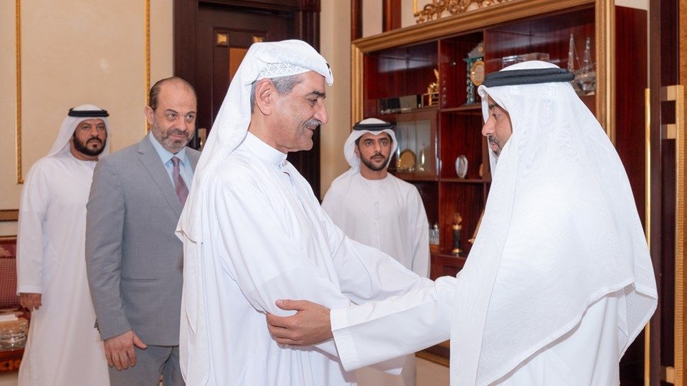 حمد الشرقي يستلم مجموعة من الصور النادرة احتفاء بالذكرى الخمسين لتوليه مقاليد الحكم في الفجيرة