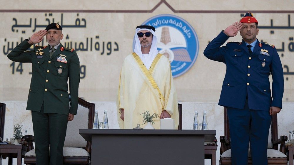 هزاع بن زايد يشهد حفل تخريج كلية خليفة بن زايد الجوية