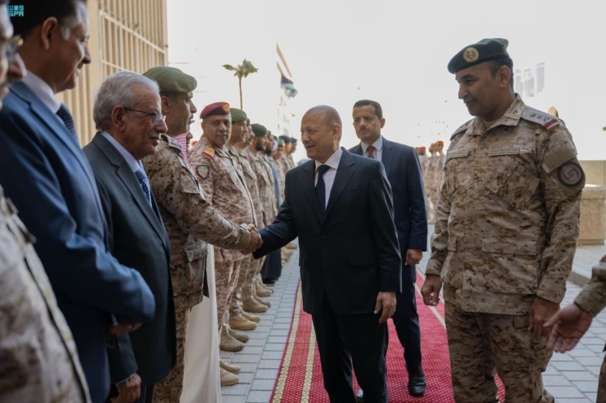 قائد القوات المشتركة ورئيس مجلس القيادة اليمني يبحثان التطورات الميدانية