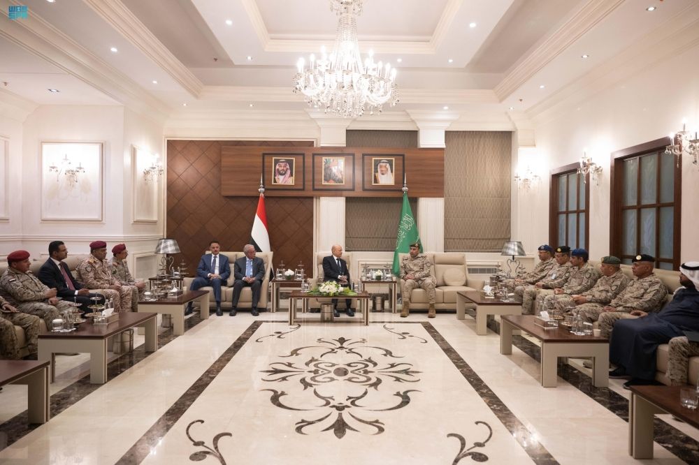 قائد القوات المشتركة ورئيس مجلس القيادة اليمني يبحثان التطورات الميدانية
