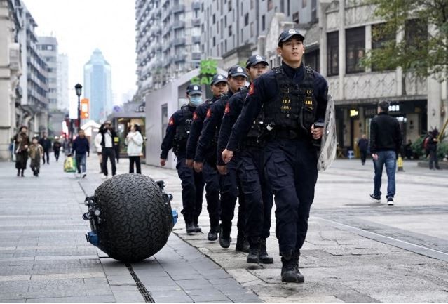 الامارات | روبوت كُرَوِي.. أحدث موظفي دوريات الشرطة في الصين