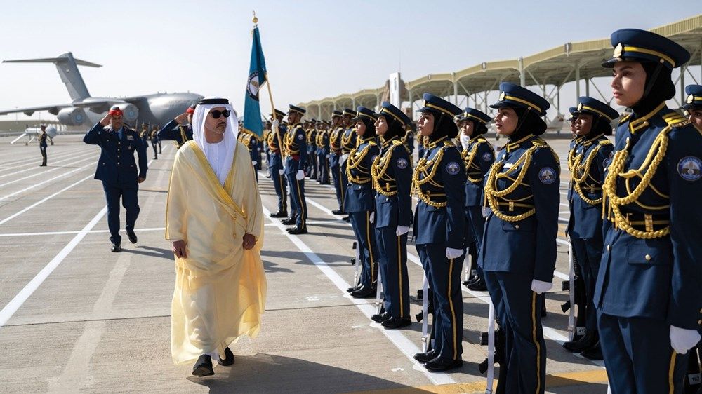 هزاع بن زايد يشهد حفل تخريج كلية خليفة بن زايد الجوية