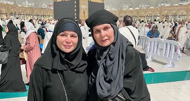إلهام شاهين ويسرا تؤديان مناسك العمرة معاً