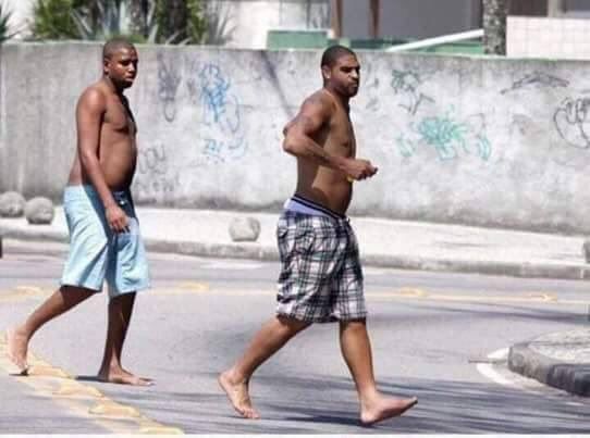 الامارات | نهاية "لاعب العصابات".. أدريانو يعتزل الكرة نادماً وباكياً بحضور جدته (فيديو)