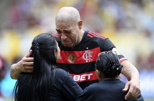 الامارات | نهاية "لاعب العصابات".. أدريانو يعتزل الكرة نادماً وباكياً بحضور جدته (فيديو)