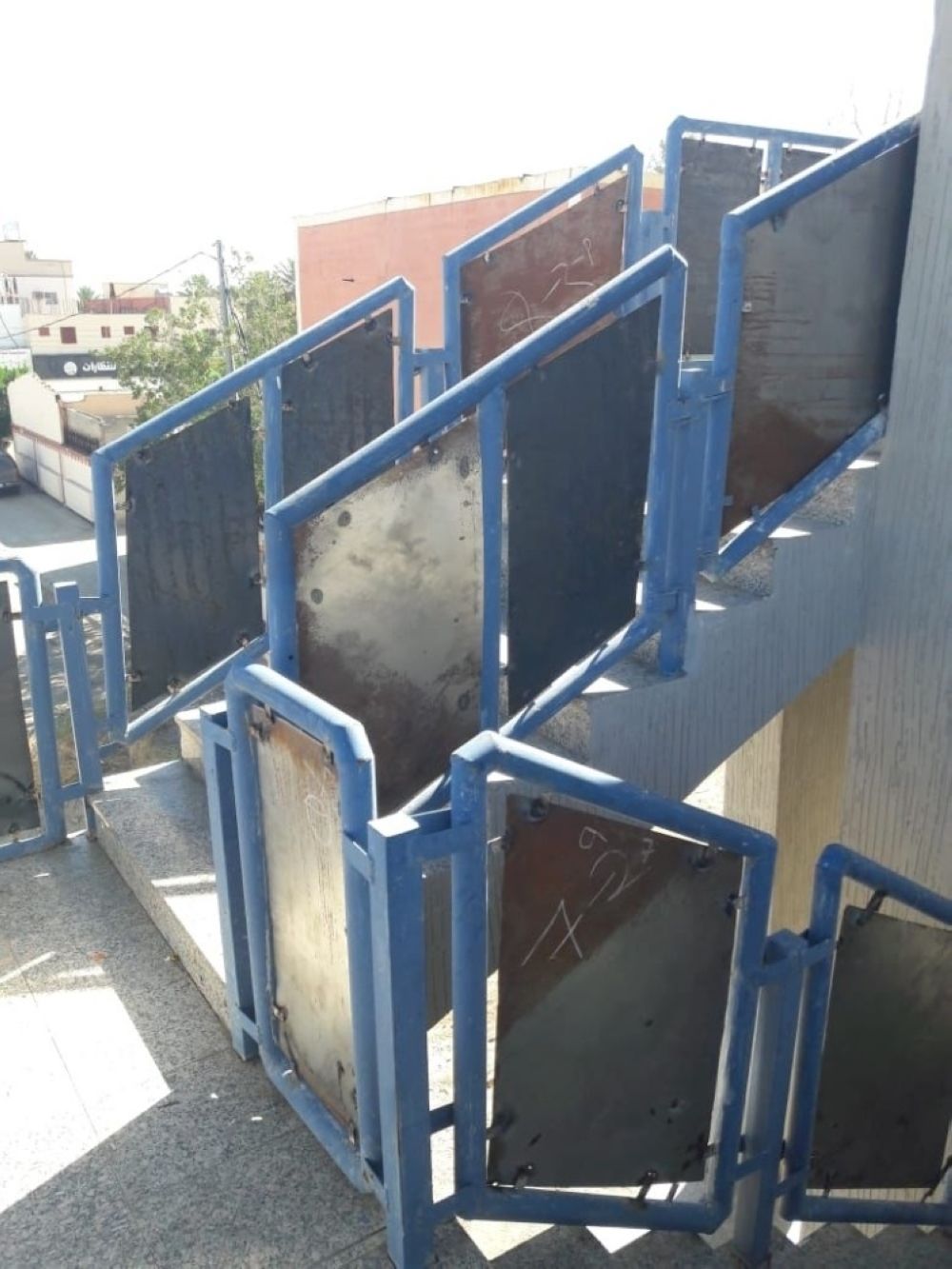 بلدية العقيق تتجاوب وتعالج جسر المشاة