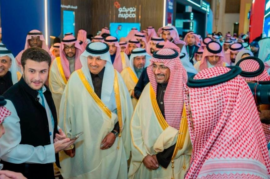 61 مليار ريال.. الخريف يشيد بعائدات المملكة من "إعادة التصدير"