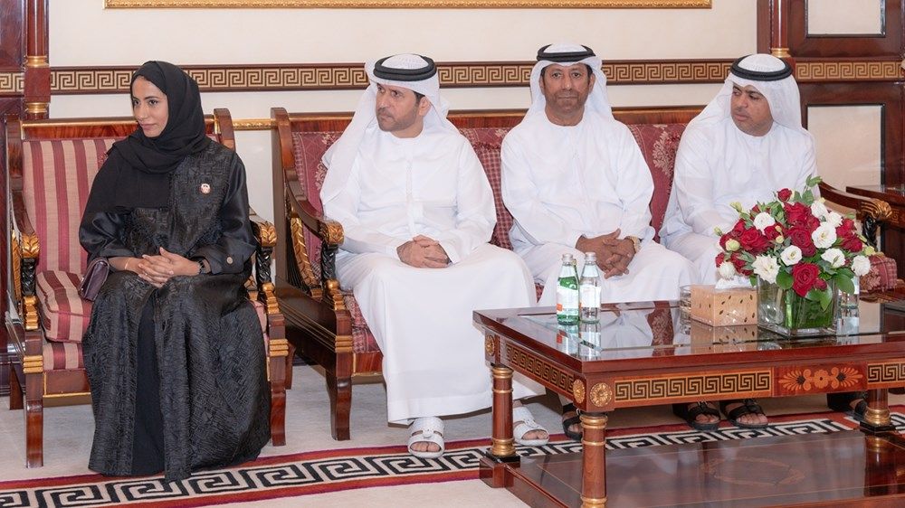 حمد الشرقي يستلم مجموعة من الصور النادرة احتفاء بالذكرى الخمسين لتوليه مقاليد الحكم في الفجيرة