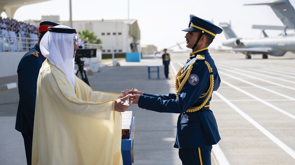 هزاع بن زايد يشهد حفل تخريج كلية خليفة بن زايد الجوية