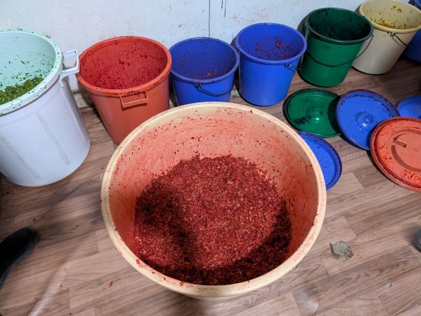 جدة.. ضبط معمل لإنتاج "المعسل" المقلد داخل موقع سكني