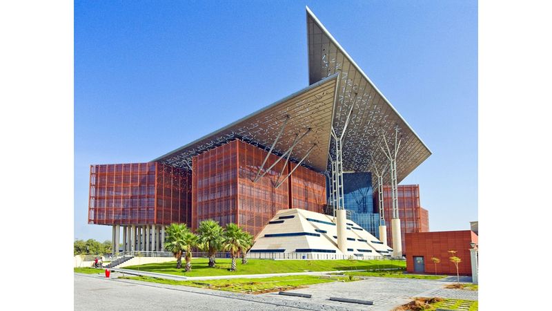 الامارات | فتاة تدفع 4600 درهم في تأشيرة وهمية لشقيقتها