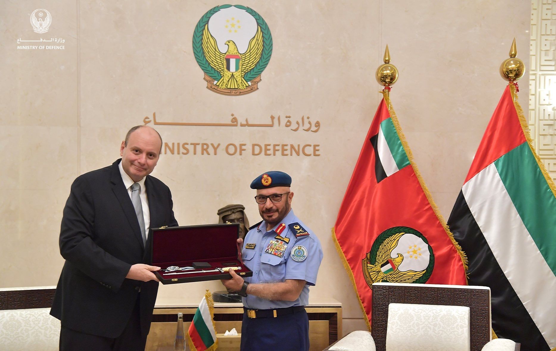 الامارات | رئيس جمهورية بلغاريا يمنح قائد القوات الجوية والدفاع الجوي وسام ضابط الشرف