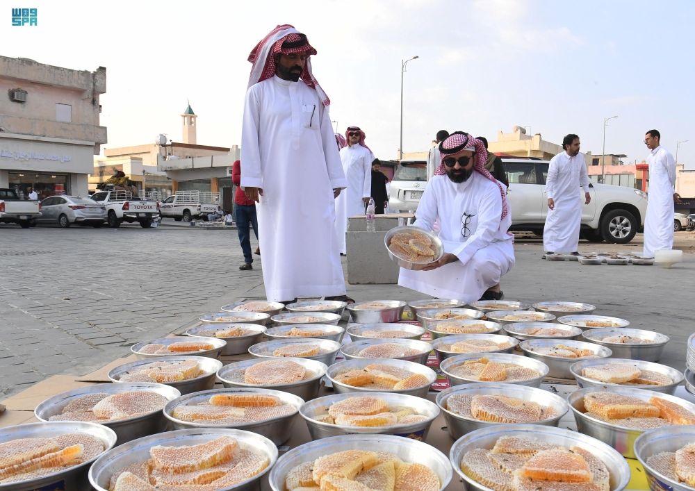 سوق العسل في محايل.. نافذة اقتصادية للمنتجات المحلية في عسير