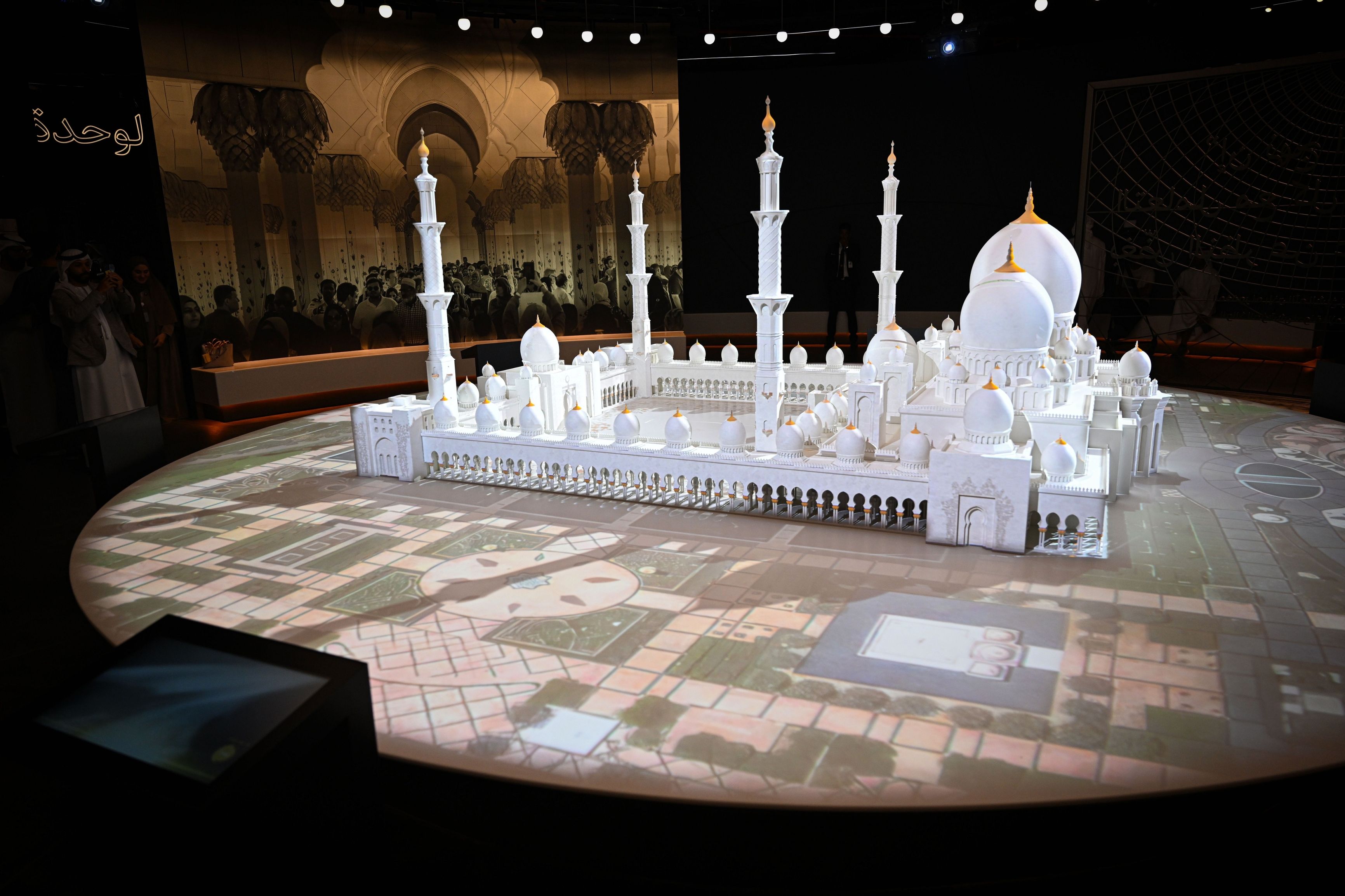 الامارات | جامع الشيخ زايد الكبير يفتح أبواب متحف "نور وسلام" أمام الزوار