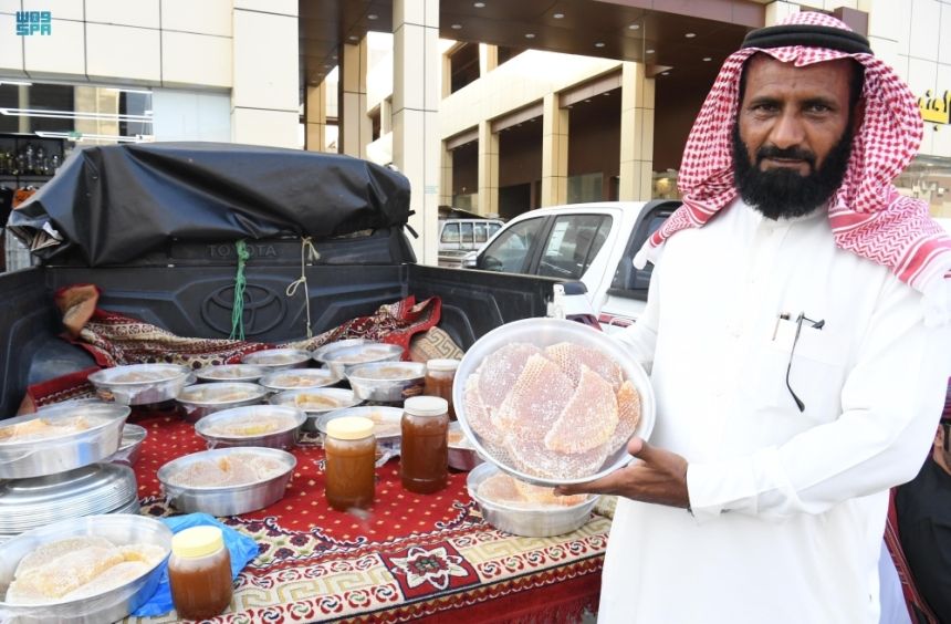 سوق العسل في محايل.. نافذة اقتصادية للمنتجات المحلية في عسير