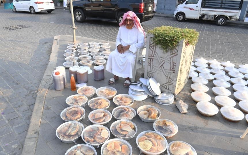 سوق العسل في محايل.. نافذة اقتصادية للمنتجات المحلية في عسير