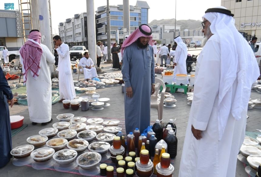 سوق العسل في محايل.. نافذة اقتصادية للمنتجات المحلية في عسير