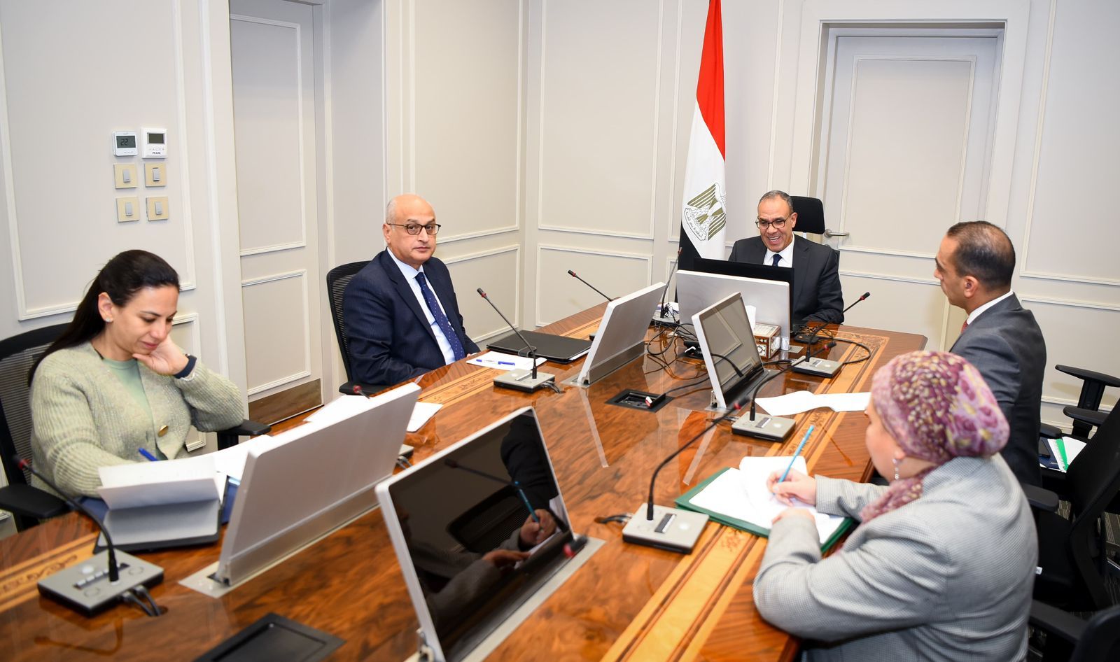 اجتماع افتراضى بين وزير الخارجية والهجرة والمفوضة الأوروبية لإدارة الأزمات