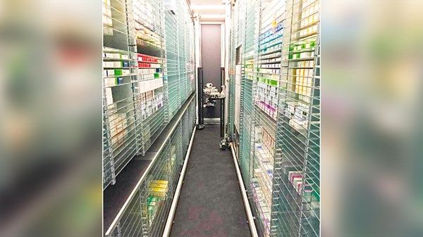 دواؤك بين يديك في ثوانٍ معدودة.. طفرة في عالم الصيدليات الروبوتية بالإمارات