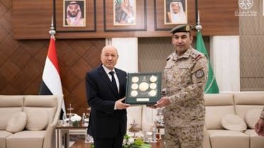 الخليج اليوم .. قائد القوات المشتركة ورئيس مجلس القيادة اليمني يبحثان التطورات الميدانية في اليمن