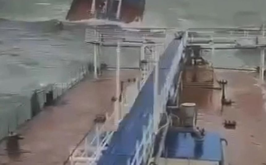 تسرب 3700 طن نفط روسي في مضيق كيرتش.. وهذه الأسباب