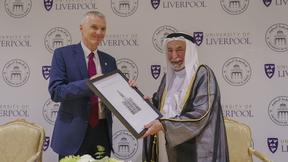 حاكم الشارقة يوقع اتفاقية تعاون بين جامعتي الذيد وليفربول البريطانية