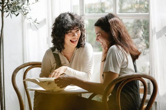 طالع الأبراج: 4 أبراج معروفة بسهولة التواصل مع الآخرين من غير حواجز