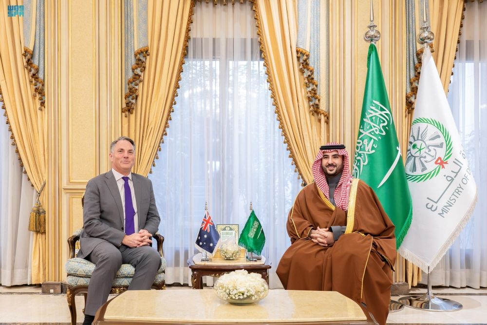 وزير الدفاع يستعرض تطورات المنطقة والعالم مع نظيره الأسترالي