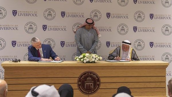 حاكم الشارقة يوقع اتفاقية تعاون بين جامعتي الذيد وليفربول البريطانية