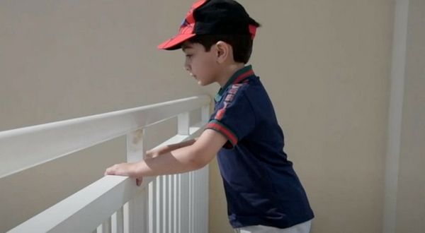 شرطة أبوظبي تدعو الأسر إلى حماية الأطفال من مخاطر السقوط عبر النوافذ والشرفات