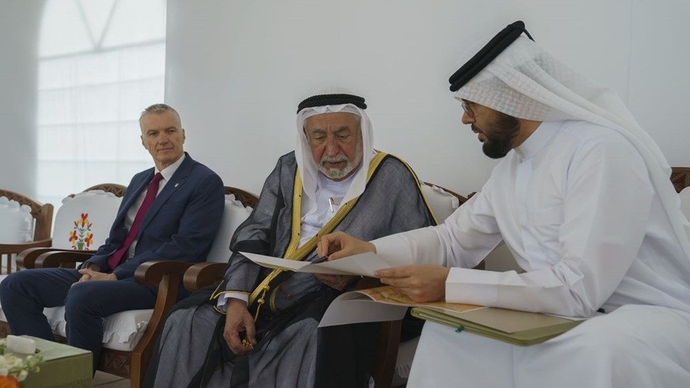 حاكم الشارقة يتفقد مزرعة القمح في مليحة