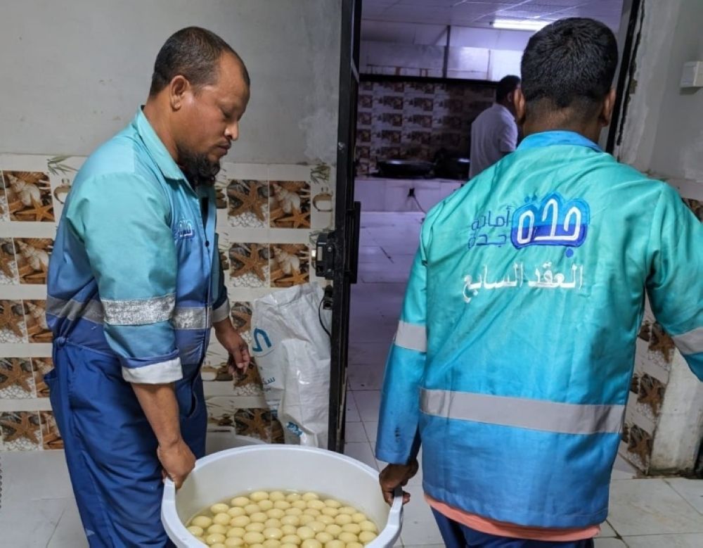 صور| "التجارة": ضبط 6 أطنان مواد غذائية منتهية الصلاحية بمستودع في جدة