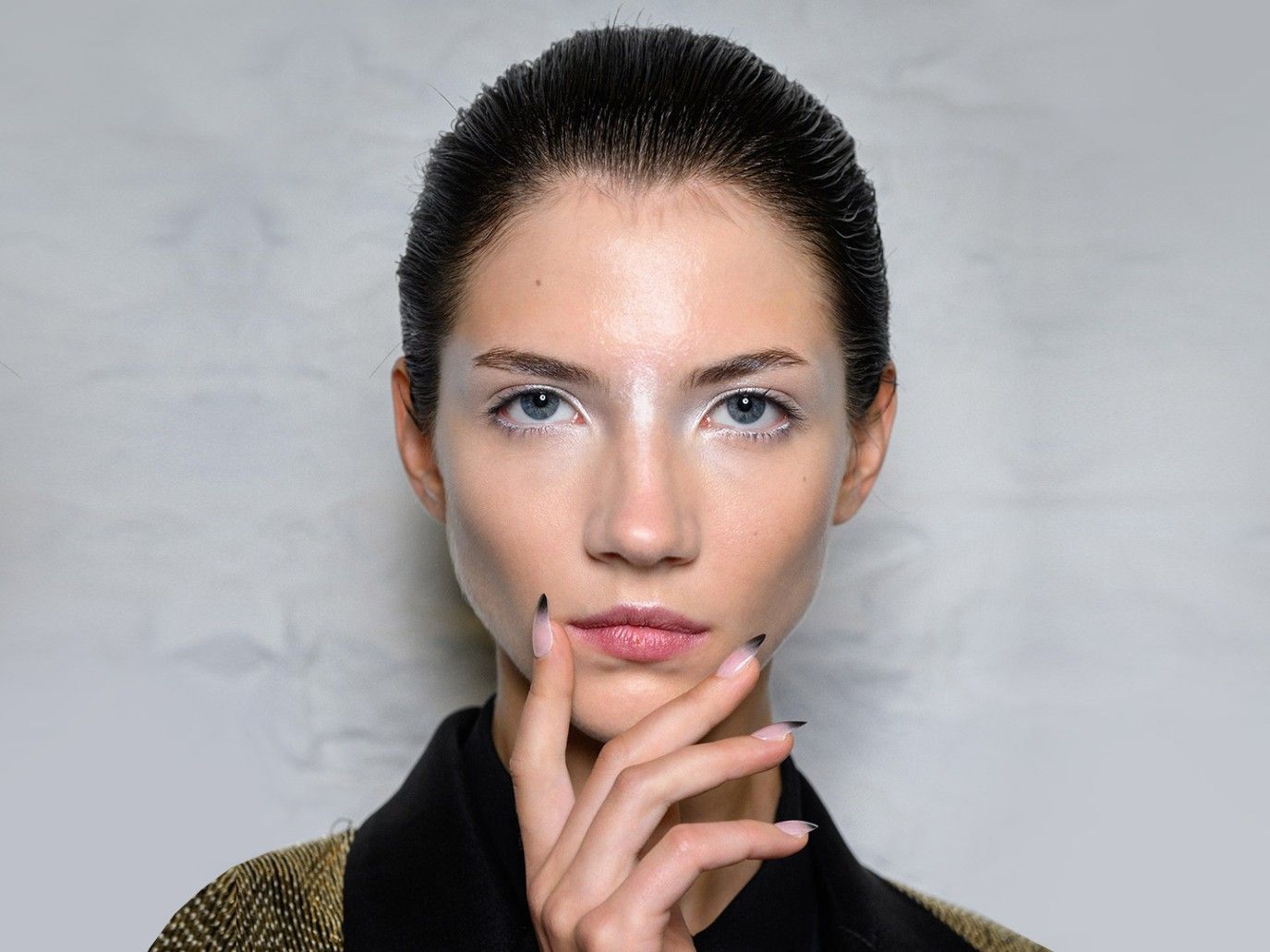 المكياج الفضي للمسة ساحرة في أجواء الاحتفالات.. إليك أفضل المستحضرات