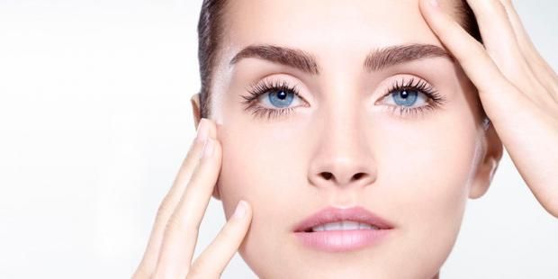 3 حلول طبيعية لعلاج الهالات السوداء والتجاعيد بزيت الورد.. خطوات بسيطة