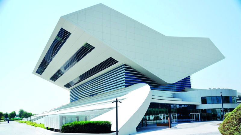 الامارات | في مكتبة محمد بن راشد..  أنامل واعدة ترمم كنوز الإنسانية