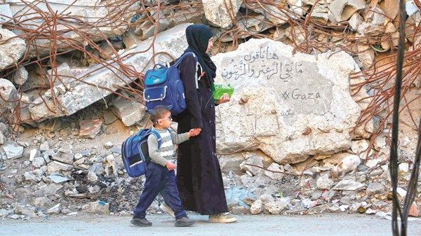 «حقيبة الظهر» رمز للبقاء على قيد الحياة في غزة