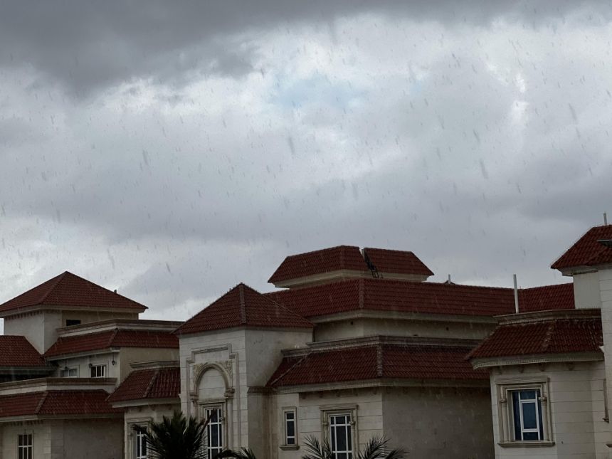 أمطار جدة تتسبب في تدني الرؤية.. والدفاع المدني يحذر