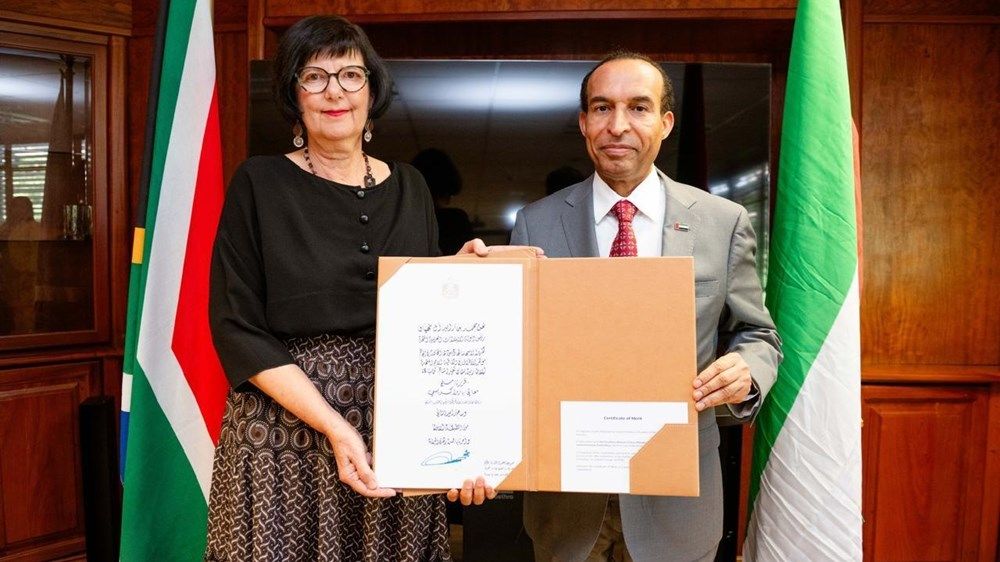 رئيس الدولة يمنح وزيرة النقل في جنوب أفريقيا «وسام زايد الثاني من الطبقة الأولى»