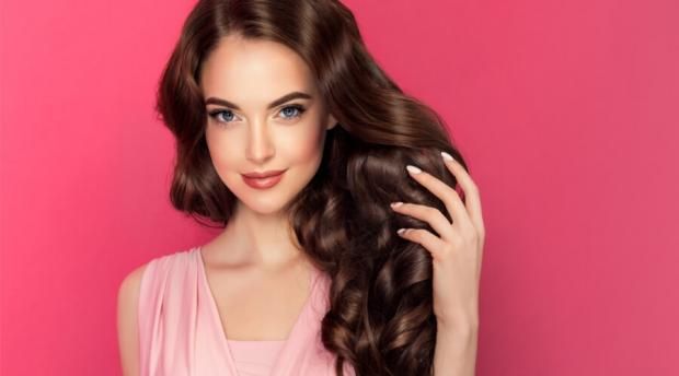 فوائد ماء الورد للشعر.. يعالج القشرة وصحي لفروة الرأس