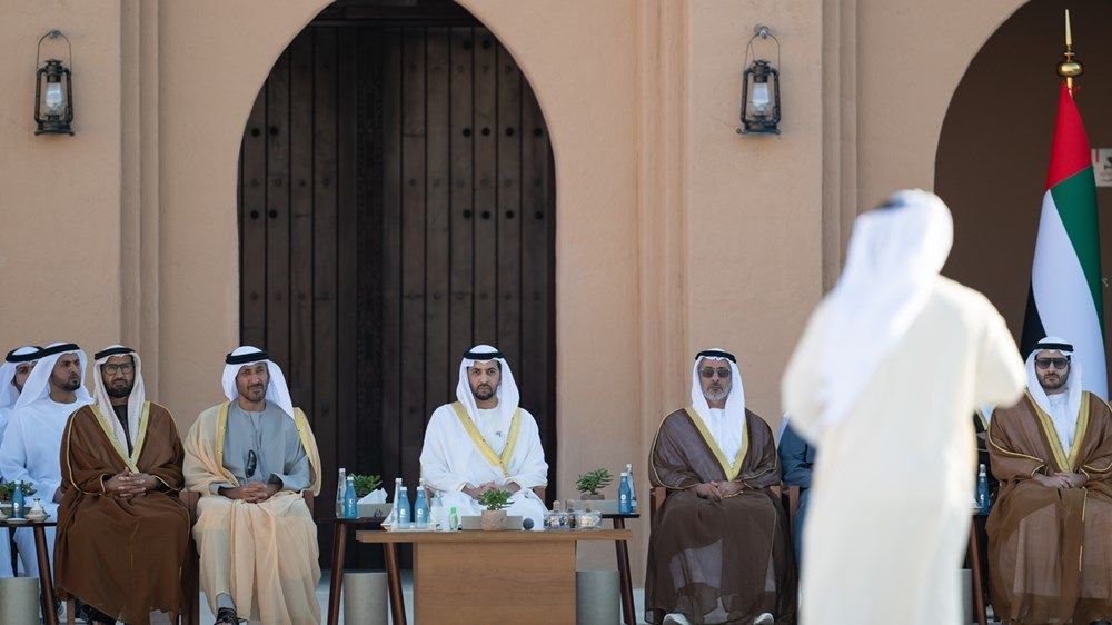 حمدان بن زايد يشهد العرس الجماعي الـ20 لـ76 شاباً من أبناء الظفرة