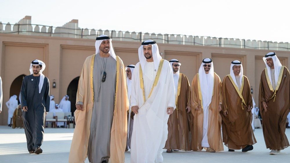 حمدان بن زايد يشهد العرس الجماعي الـ20 لـ76 شاباً من أبناء الظفرة
