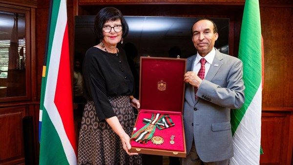 رئيس الدولة يمنح وزيرة النقل في جنوب أفريقيا «وسام زايد الثاني من الطبقة الأولى»